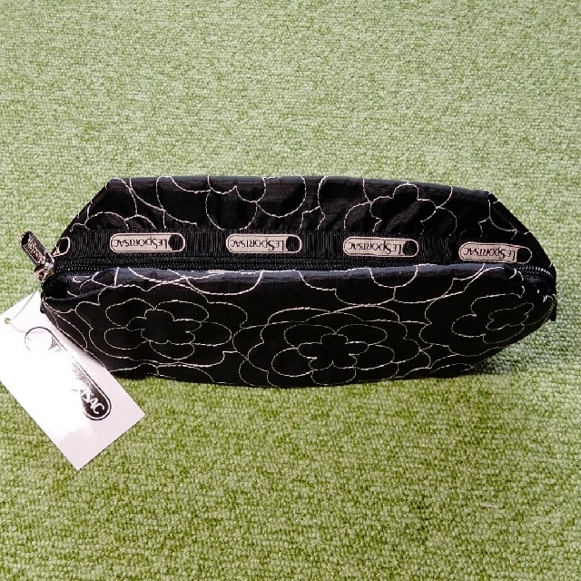 LeSportsac(レスポートサック)のレスポートサック　コスメポーチ　黒・花柄 レディースのファッション小物(ポーチ)の商品写真