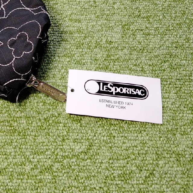 LeSportsac(レスポートサック)のレスポートサック　コスメポーチ　黒・花柄 レディースのファッション小物(ポーチ)の商品写真