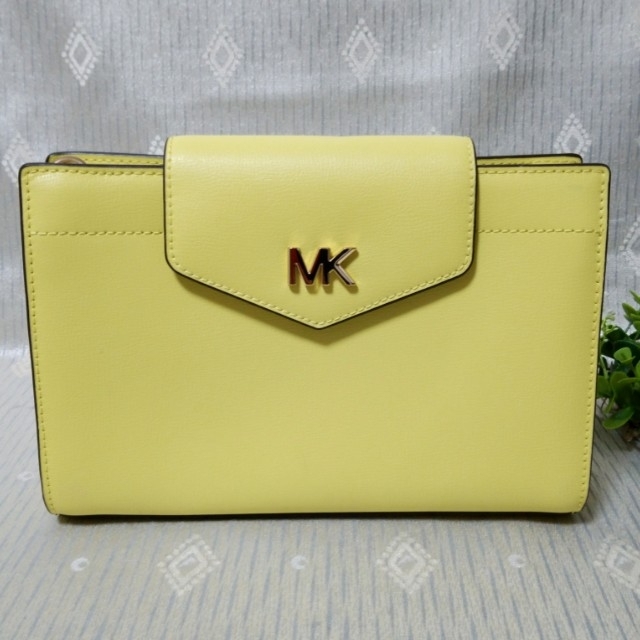 Michael Kors(マイケルコース)の美品　MICHAEL KORS　マイケルコース　コンパクト　ショルダーバッグ レディースのバッグ(ショルダーバッグ)の商品写真