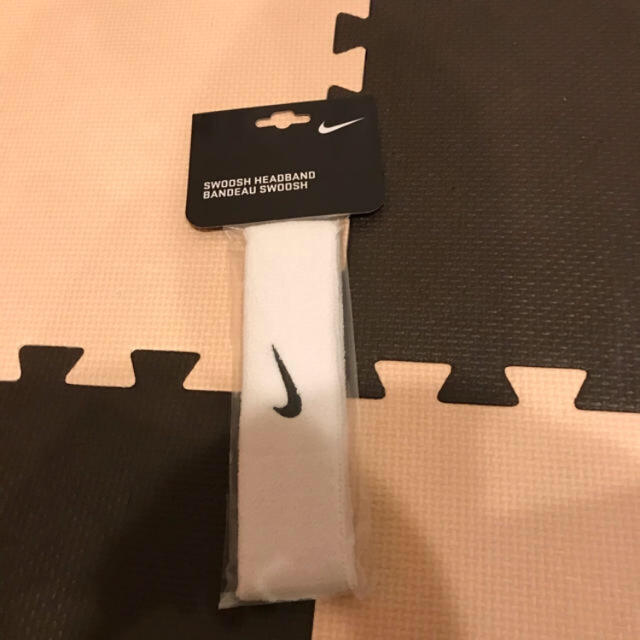 NIKE(ナイキ)の★新品・未使用★ ナイキ NIKE スウッシュ ヘッドバンド  ホワイト スポーツ/アウトドアのトレーニング/エクササイズ(トレーニング用品)の商品写真