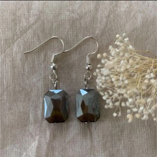 ザラ(ZARA)のシルバーアクセサリー　ゆらゆら　ガラスビーズ　一粒ピアス　イヤリング(ピアス)