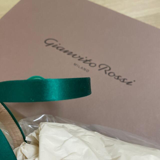 Gianvito Rossi(ジャンヴィットロッシ)の新品未使用　GIANVITO ROSSI  ストラップサンダル　グリーン　ドレス レディースの靴/シューズ(サンダル)の商品写真