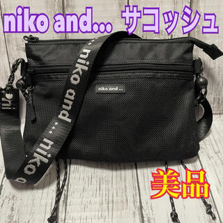 ニコアンド(niko and...)のniko and... オリジナルロゴテープ サコッシュ ブラック19(ボディバッグ/ウエストポーチ)