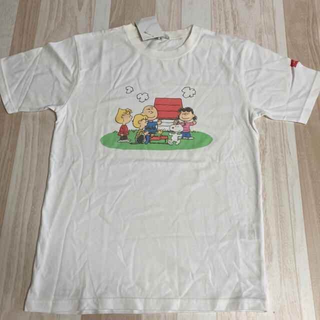 サンリオ(サンリオ)のTシャツ　Mサイズ　サンリオ　未使用　スヌーピー　SNOOPY 少々難あり レディースのトップス(Tシャツ(半袖/袖なし))の商品写真