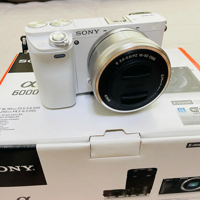 新品即決 SONY - I(W) ILCE−6000 デジタル一眼カメラ SONY ミラーレス
