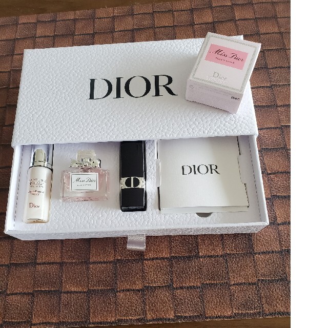 Dior(ディオール)の新品　Dior　バースデーギフト　2021  エンタメ/ホビーのコレクション(ノベルティグッズ)の商品写真