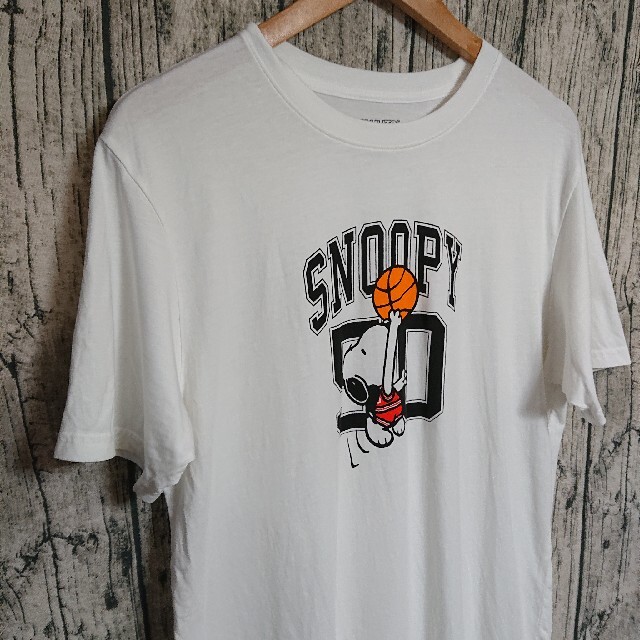 SNOOPY(スヌーピー)のSNOOPYバスケットボールプリントTシャツLLスヌーピー メンズのトップス(Tシャツ/カットソー(半袖/袖なし))の商品写真