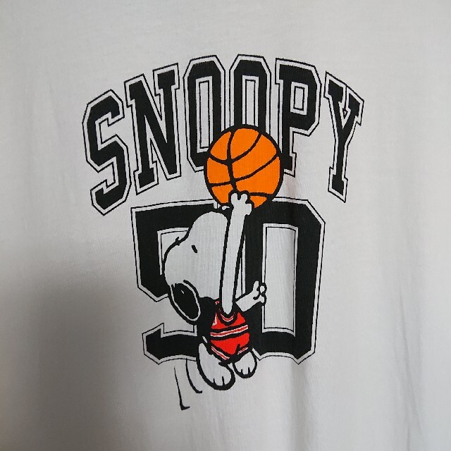 SNOOPY(スヌーピー)のSNOOPYバスケットボールプリントTシャツLLスヌーピー メンズのトップス(Tシャツ/カットソー(半袖/袖なし))の商品写真