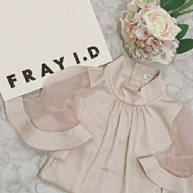 FRAY I.D(フレイアイディー)の新品タグ付き フレイアイディー  ラッフルスリーブ ブラウス ボウタイなし  レディースのトップス(シャツ/ブラウス(半袖/袖なし))の商品写真