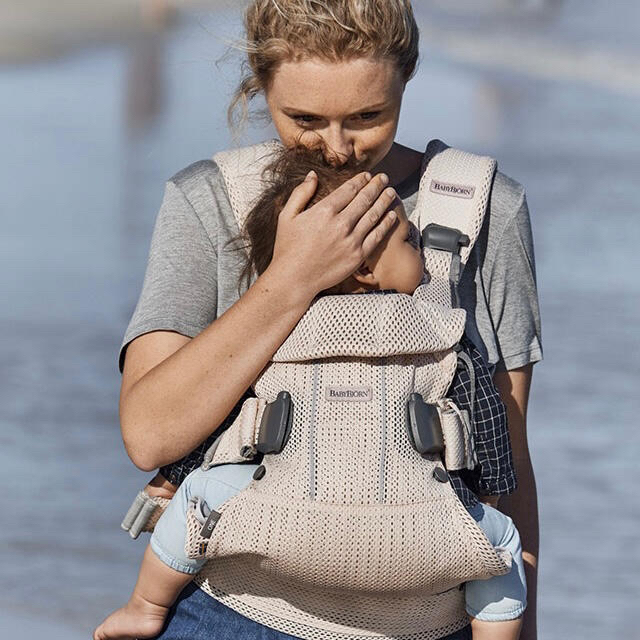 BABYBJORN(ベビービョルン)のベビービョルン ONE KAI ピンク メッシュ 抱っこひも キッズ/ベビー/マタニティの外出/移動用品(抱っこひも/おんぶひも)の商品写真