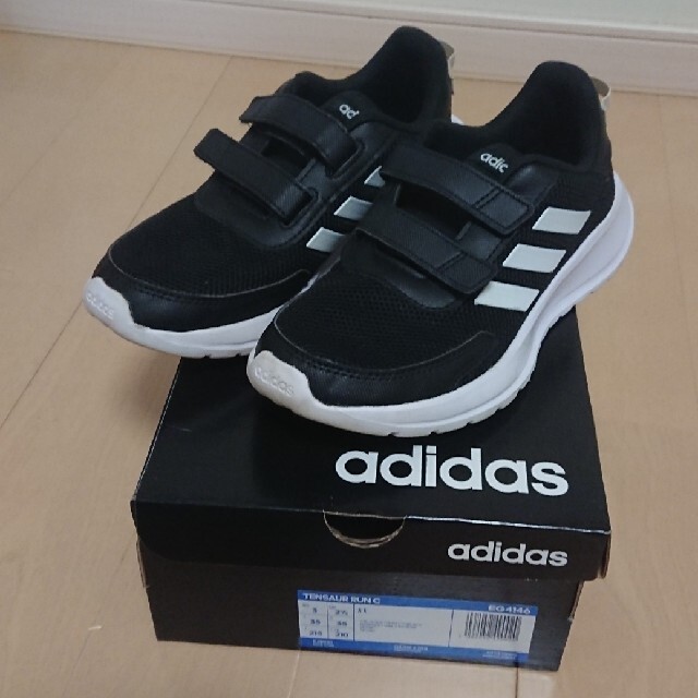 adidas(アディダス)のアディダス 21.5cm キッズ/ベビー/マタニティのキッズ靴/シューズ(15cm~)(スニーカー)の商品写真