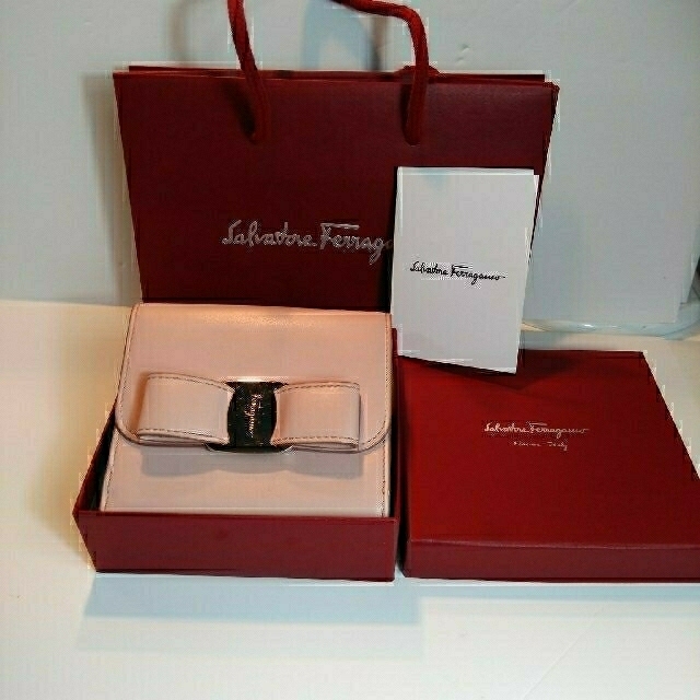 最終お値下げ正規Salvatore Ferragamoヴァラ折り財布