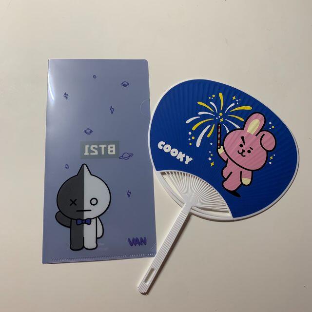 防弾少年団(BTS)(ボウダンショウネンダン)のBTS BT21 カフェ うちわ ファイル おまけ付 エンタメ/ホビーのタレントグッズ(アイドルグッズ)の商品写真