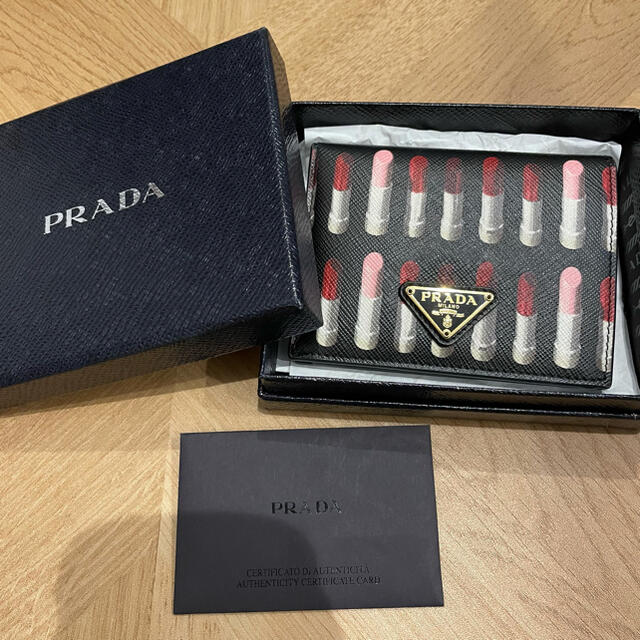 PRADA プラダ　サフィアーノ財布　リップ柄