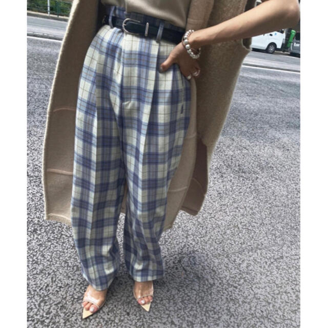 Ameri VINTAGE(アメリヴィンテージ)の2TUCKS STRAIGHT PANTS レディースのパンツ(カジュアルパンツ)の商品写真