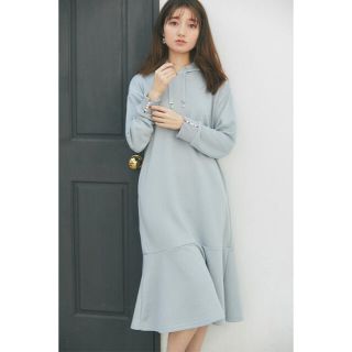 トッコ(tocco)の【tocco closet】パール付き裾フレアパーカーワンピース (ひざ丈ワンピース)