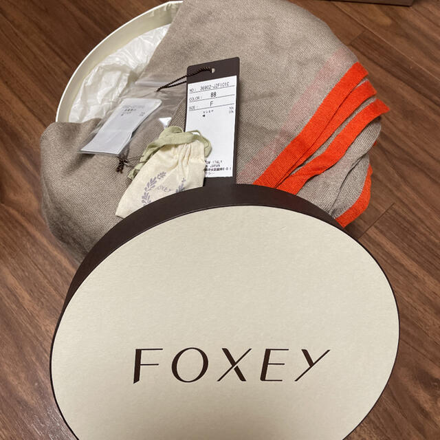 FOXEY(フォクシー)の新品未使用！フォクシー　カシミヤシルクストール⭐︎箱付き⭐︎ レディースのファッション小物(ストール/パシュミナ)の商品写真