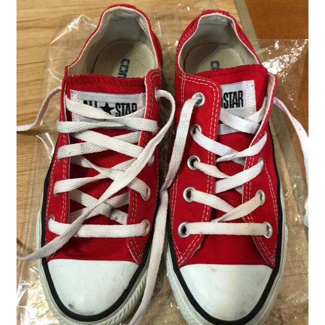 CONVERSE(コンバース)の値下げ　中古　CONVERSE 赤色　スニーカーシューズ　22cm キッズ/ベビー/マタニティのキッズ靴/シューズ(15cm~)(スニーカー)の商品写真