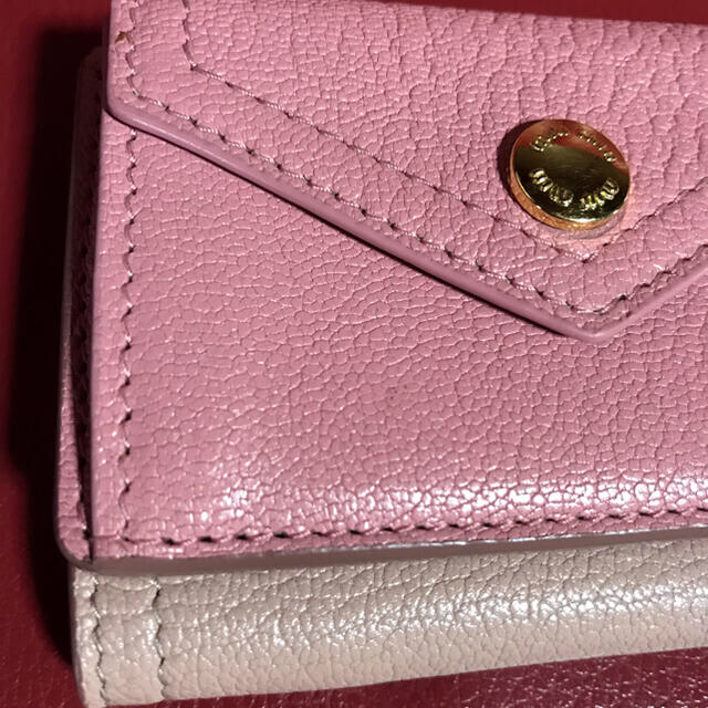 人気カラーの 新品未使用❣️miumiuミニ財布(ミュウミュウ)