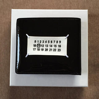 マルタンマルジェラ(Maison Martin Margiela)の新品 メゾン マルジェラ カレンダータグ エナメルレザー 折り財布 メンズ 財布(折り財布)