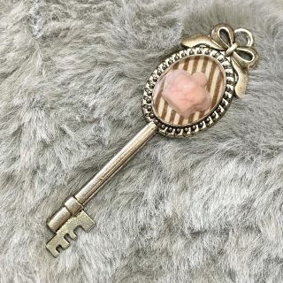 ハンドメイド key チャーム（PINK）(各種パーツ)