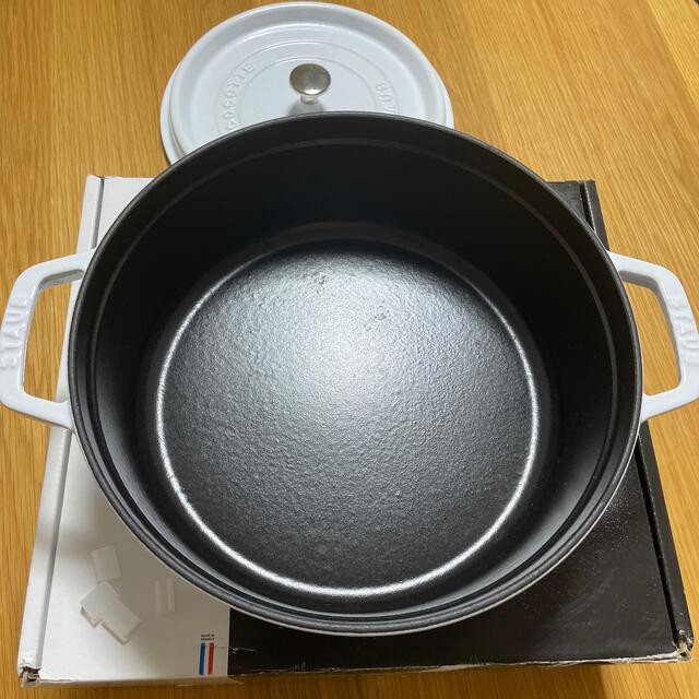 STAUB(ストウブ)のストウブ　シャロー26センチ　ホワイト インテリア/住まい/日用品のキッチン/食器(調理道具/製菓道具)の商品写真