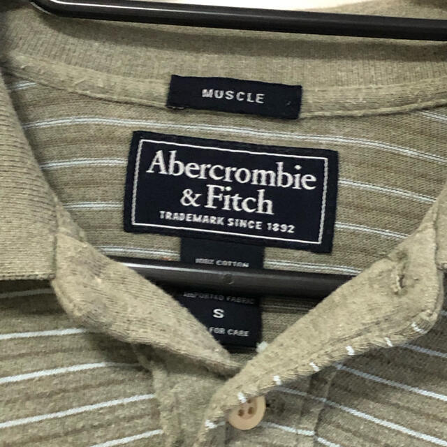 Abercrombie&Fitch(アバクロンビーアンドフィッチ)のアバクロンビー &フィチェ UESD Sサイズ　モスグリーン　ボーダーポロシャツ メンズのトップス(ポロシャツ)の商品写真