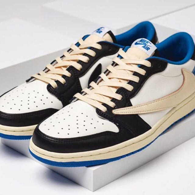 NIKE(ナイキ)のTRAVIS × FRAGMENT × NIKE AIR JORDAN 1LOW メンズの靴/シューズ(スニーカー)の商品写真