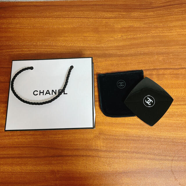 CHANEL(シャネル)のシャネル　CHANEL 手鏡 コスメ/美容のメイク道具/ケアグッズ(ボトル・ケース・携帯小物)の商品写真