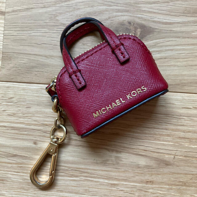 Michael Kors(マイケルコース)の【jkoo様専用】MICHAEL KORS チャームキーフォルダー　赤 レディースのファッション小物(キーホルダー)の商品写真