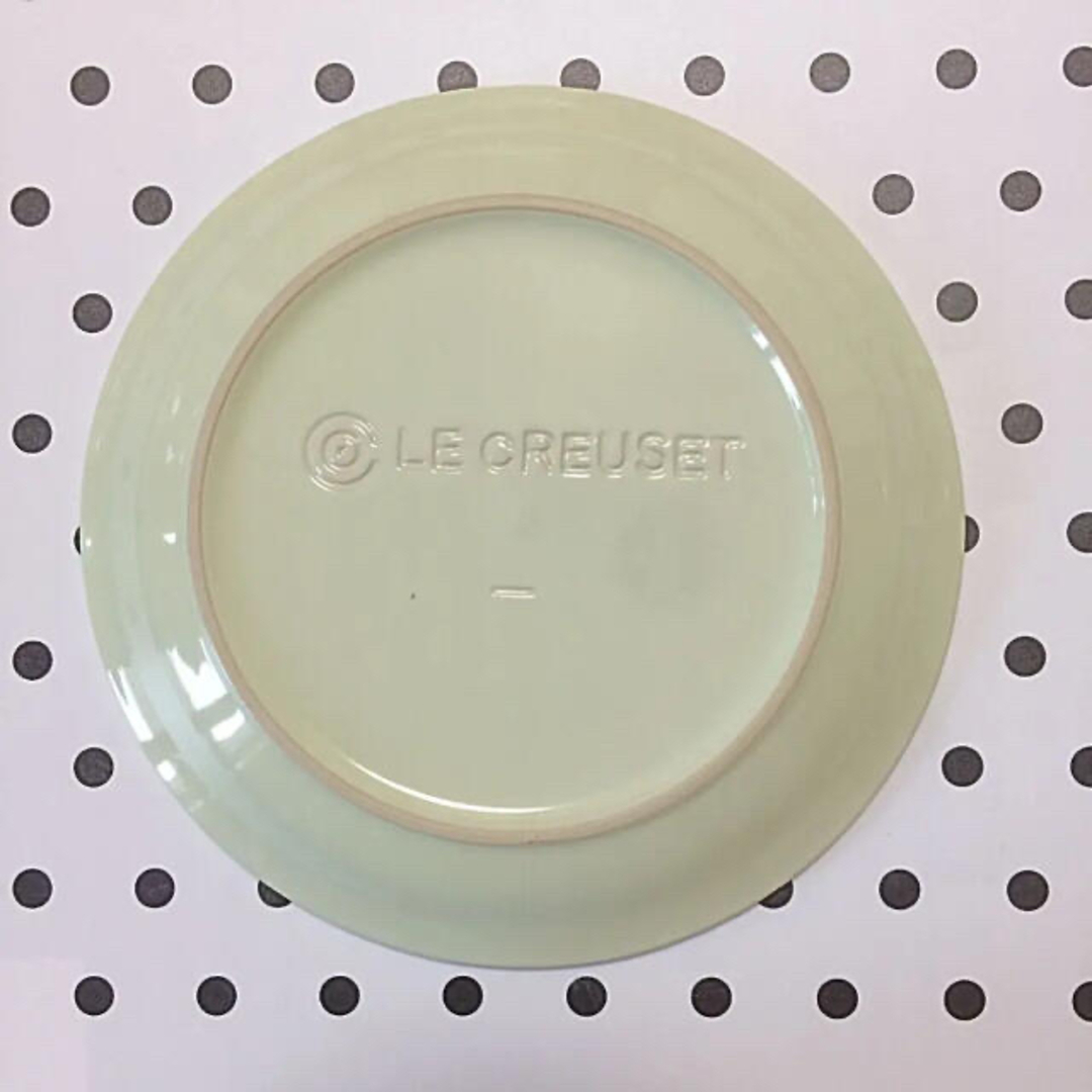 LE CREUSET(ルクルーゼ)の♡専用です♡ルクルーゼ  ラウンド プレート ワサビ  19cm 新品未使用  インテリア/住まい/日用品のキッチン/食器(食器)の商品写真