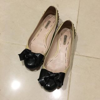 ミュウミュウ(miumiu)のmiumiuリボン♡フラットパンプス(ハイヒール/パンプス)