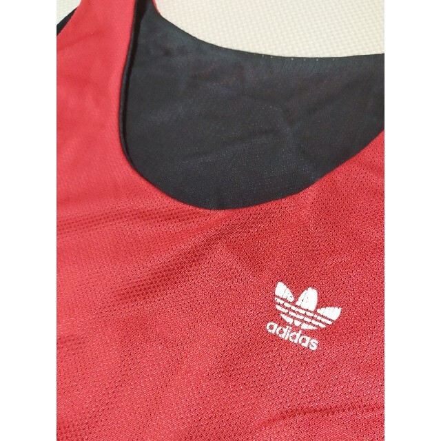 adidas(アディダス)の☆ジャコさん様専用 ATS-881 アディダス タンクトップリバーシブル黒・赤 スポーツ/アウトドアのスポーツ/アウトドア その他(バスケットボール)の商品写真