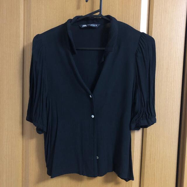 ZARA(ザラ)のZARA 黒シャツ レディースのトップス(シャツ/ブラウス(半袖/袖なし))の商品写真