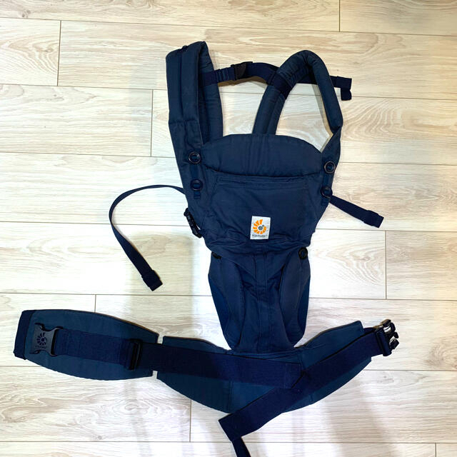 Ergobaby(エルゴベビー)の美品！　エルゴ　抱っこ紐ネイビー♡ キッズ/ベビー/マタニティの外出/移動用品(抱っこひも/おんぶひも)の商品写真