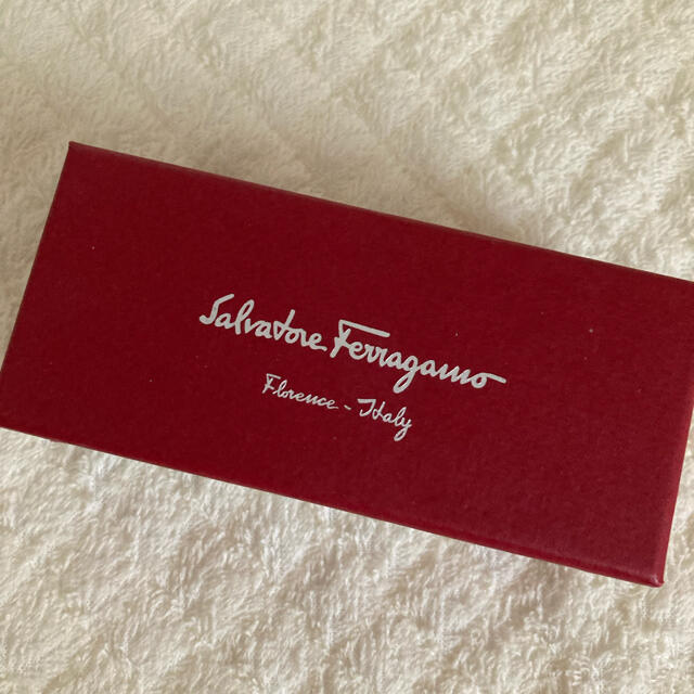 Salvatore Ferragamo(サルヴァトーレフェラガモ)のフェラガモ　白バレッタ　未使用 レディースのヘアアクセサリー(バレッタ/ヘアクリップ)の商品写真