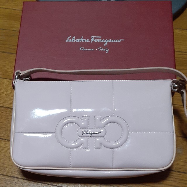 新品未使用。Ferragamoのピンクのバック