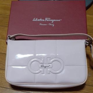 フェラガモ(Ferragamo)の新品未使用。Ferragamoのピンクのバック(ショルダーバッグ)