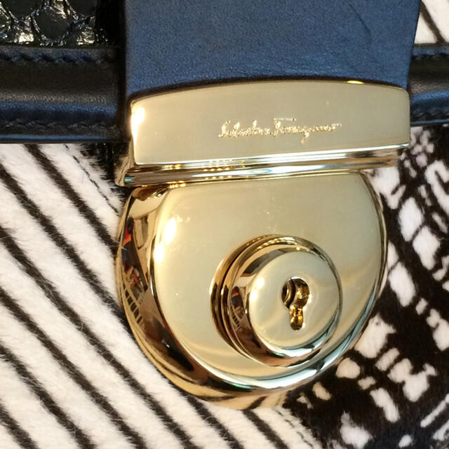 Salvatore Ferragamo(サルヴァトーレフェラガモ)の未使用品☆80%以上OFF！Salvatore Ferragamo フィアンマ レディースのバッグ(ハンドバッグ)の商品写真