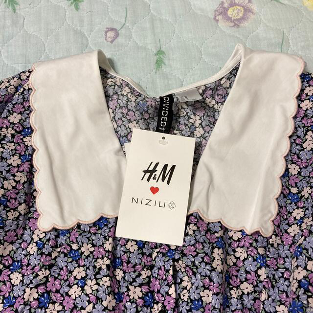 H&M(エイチアンドエム)のH＆M NiziU コラボ　ブラウス　花柄 レディースのトップス(カットソー(半袖/袖なし))の商品写真