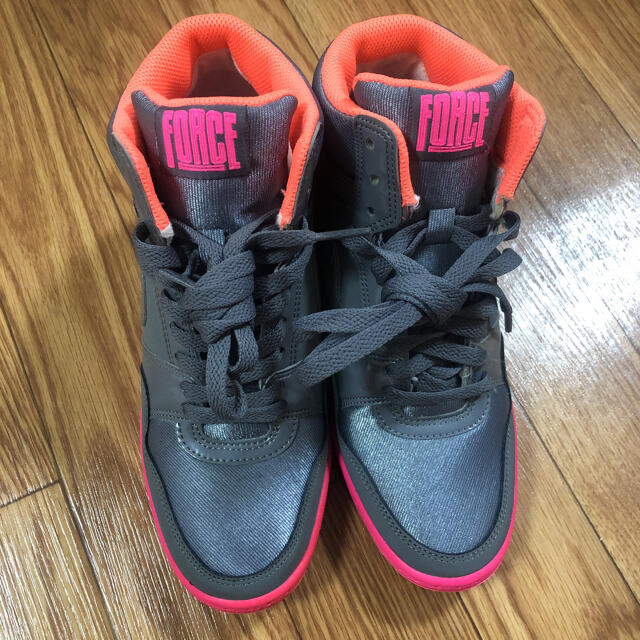 NIKE(ナイキ)のNIKE レディース　スニーカー　ハイカット　FORSE SKY HIGH レディースの靴/シューズ(スニーカー)の商品写真