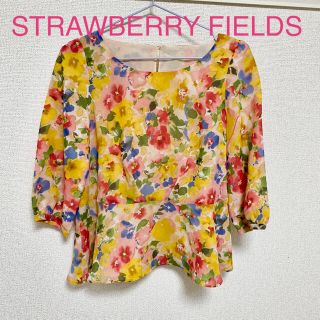 ストロベリーフィールズ(STRAWBERRY-FIELDS)の★新品同様★STRAWBERRY FIELDS 花柄ペプラムブラウス トップス(シャツ/ブラウス(長袖/七分))