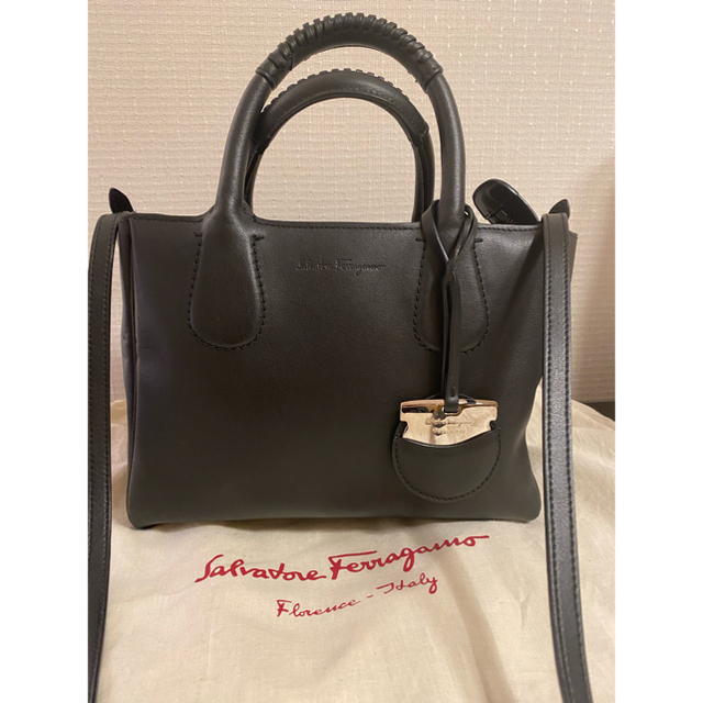 Salvatore Ferragamo(サルヴァトーレフェラガモ)のSalvatore Ferragamo フェラガモ 黒革トートバッグ レディースのバッグ(トートバッグ)の商品写真