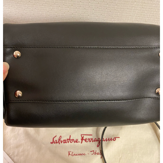 Salvatore Ferragamo(サルヴァトーレフェラガモ)のSalvatore Ferragamo フェラガモ 黒革トートバッグ レディースのバッグ(トートバッグ)の商品写真