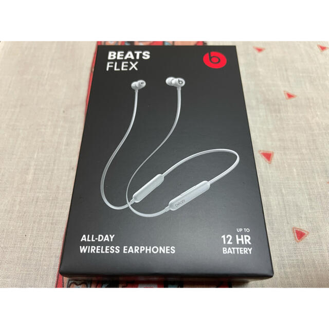 Beats by Dr Dre(ビーツバイドクタードレ)のBeats Flex ビーツ フレックス　グレー　Bluetooth イヤホン スマホ/家電/カメラのオーディオ機器(ヘッドフォン/イヤフォン)の商品写真
