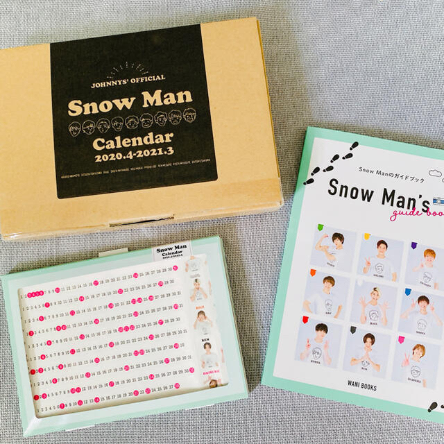 SnowMan カレンダー　2020 エンタメ/ホビーのタレントグッズ(アイドルグッズ)の商品写真