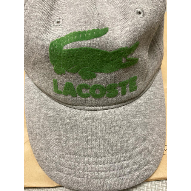 LACOSTE(ラコステ)の新品　ラコステ　キャップ　エンボスプリント　5パネル　グレー メンズの帽子(キャップ)の商品写真