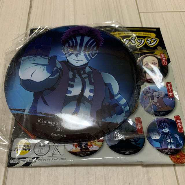 鬼滅の刃 でか缶バッジ あかざ 猗窩座 エンタメ/ホビーのアニメグッズ(バッジ/ピンバッジ)の商品写真