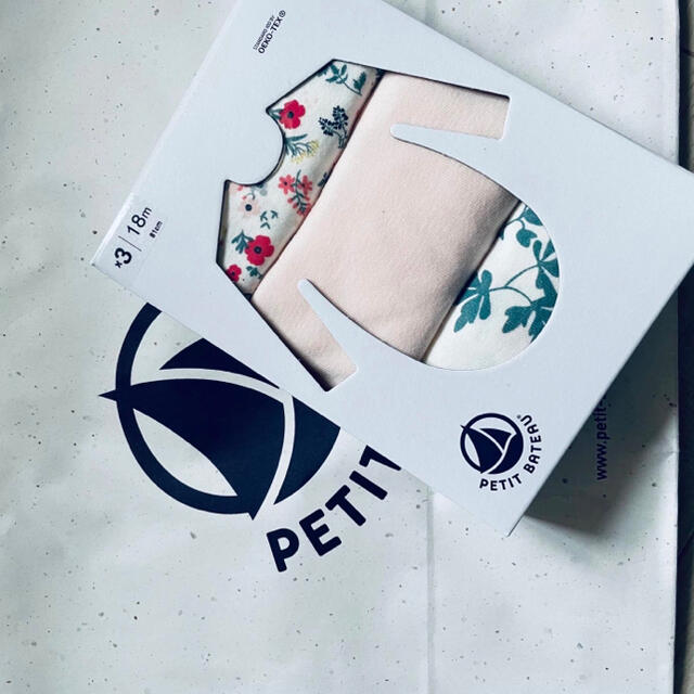 PETIT BATEAU(プチバトー)の新品未使用　プチバトー　18m 長袖ボディ　3枚組　花柄プリント キッズ/ベビー/マタニティのベビー服(~85cm)(肌着/下着)の商品写真