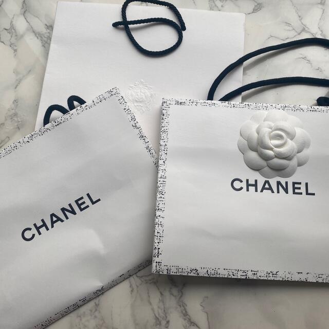 CHANEL(シャネル)のシャネル　紙袋　3枚 レディースのバッグ(ショップ袋)の商品写真